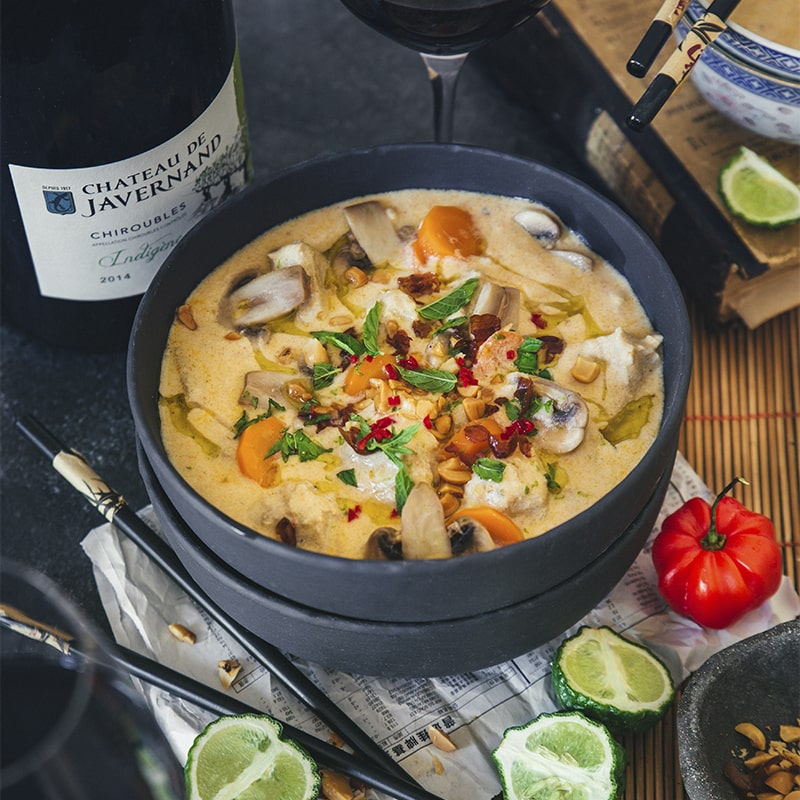 Blanquette de veau à la Thaï et Chiroubles, un équilibre parfait entre rondeur et acidité dans cet accord de vin rouge et plat asiatique de la mer