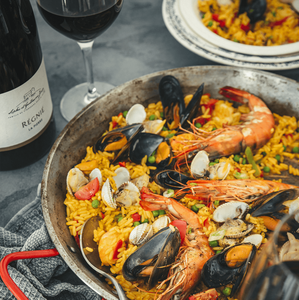 Paella aux fruits de mer d'été et Régnié, cru du Beaujolais