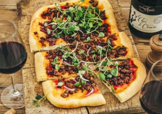 Spicy lamb pizza