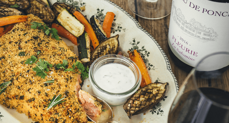 Saumon entier en croûte d’herbes et légumes rôtis