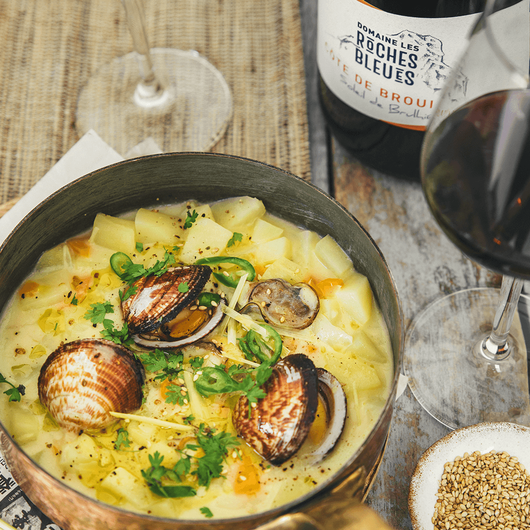 Soupe de palourdes à la Thaï et Côte de Brouilly, un accord tout en épices et minéralité pour un vin du Beaujolais et son plat asiatique