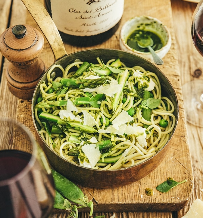 Spaghettis aux légumes verts, burrata et pesto de pistaches