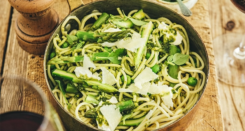 Spaghettis aux légumes verts, burrata et pesto de pistaches