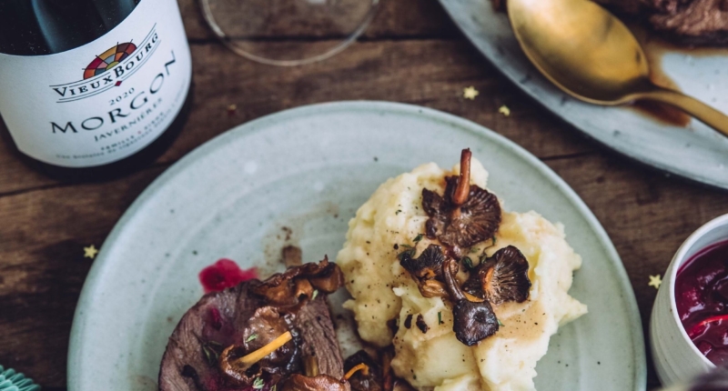 Rôti de biche aux girolles, écrasé de pommes de terre et sauce aux airelles