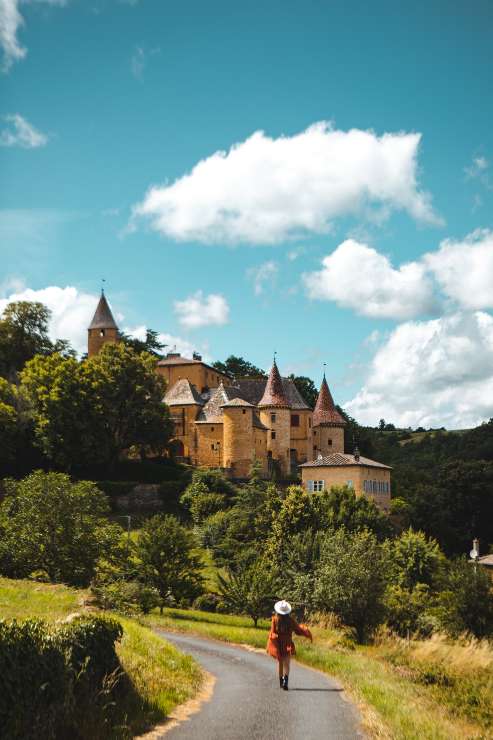 Château de Jarnioux,  Pierres Dorées, le long de la route des vins du Beaujolais