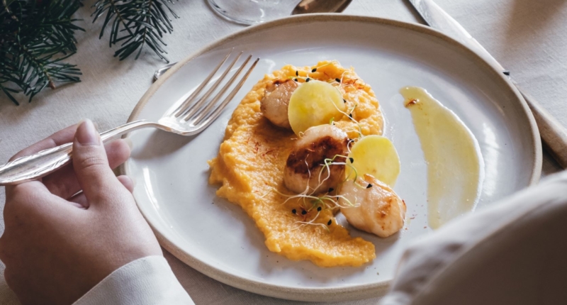 Noix de Saint-Jacques rôties au beurre d’agrumes et purée de butternut vanillée