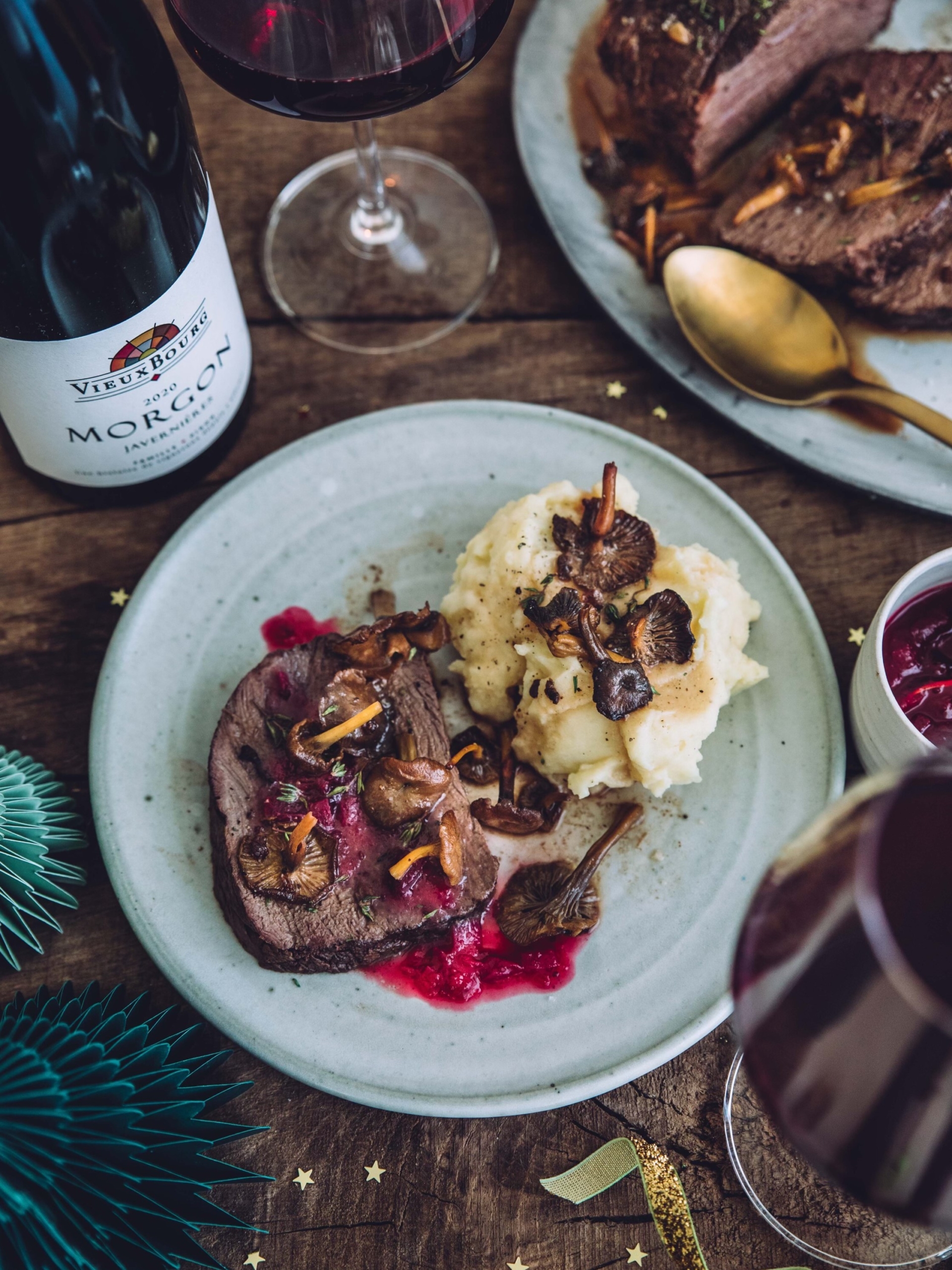 Repas de fêtes et Beaujolais : rôti de biche aux girolles, écrasé de pommes de terre et sauce aux airelles, Morgon