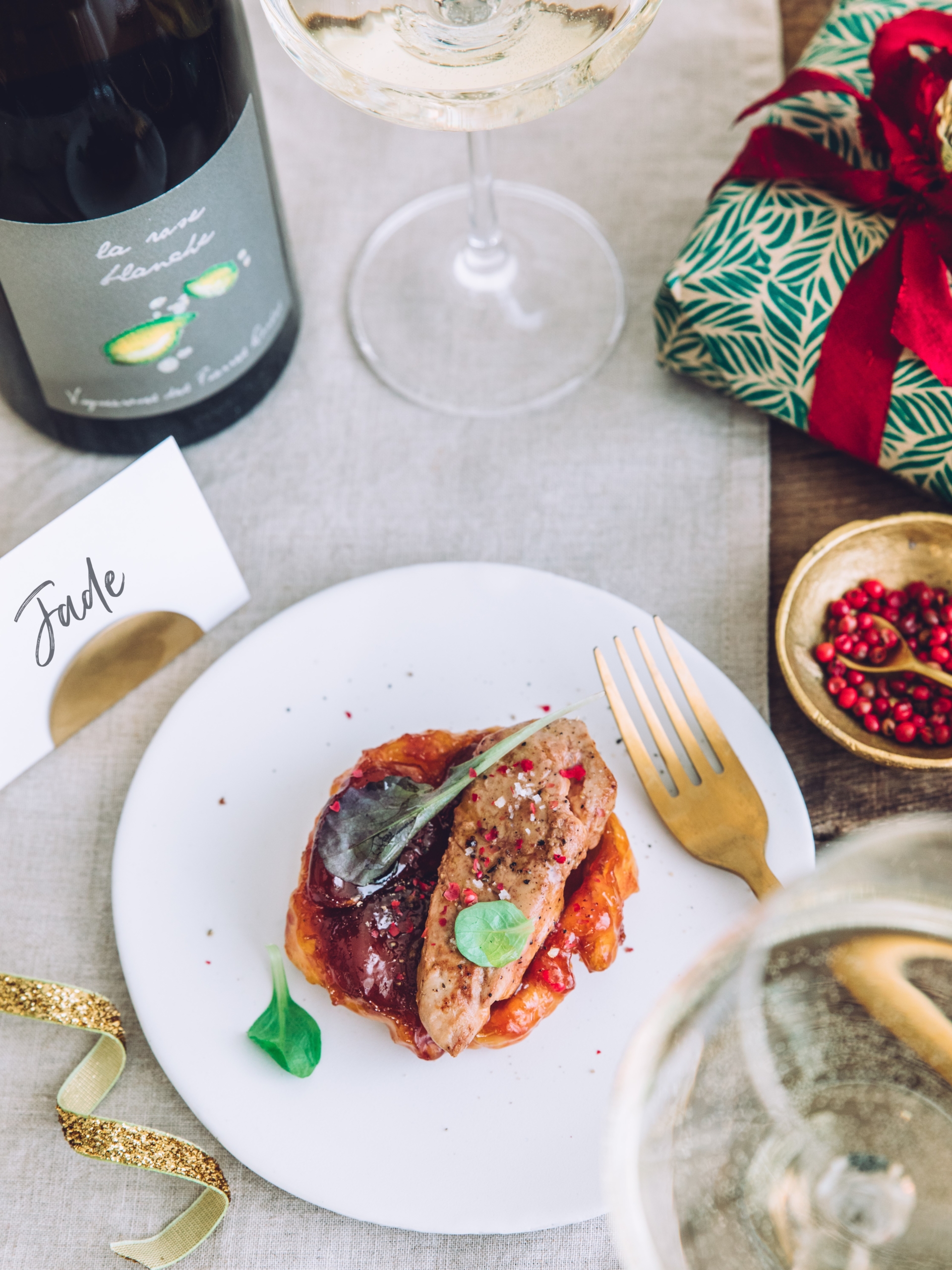 Tatin de pommes et foie-gras poêlé, une entrée de repas de fêtes avec un Beaujolais blanc