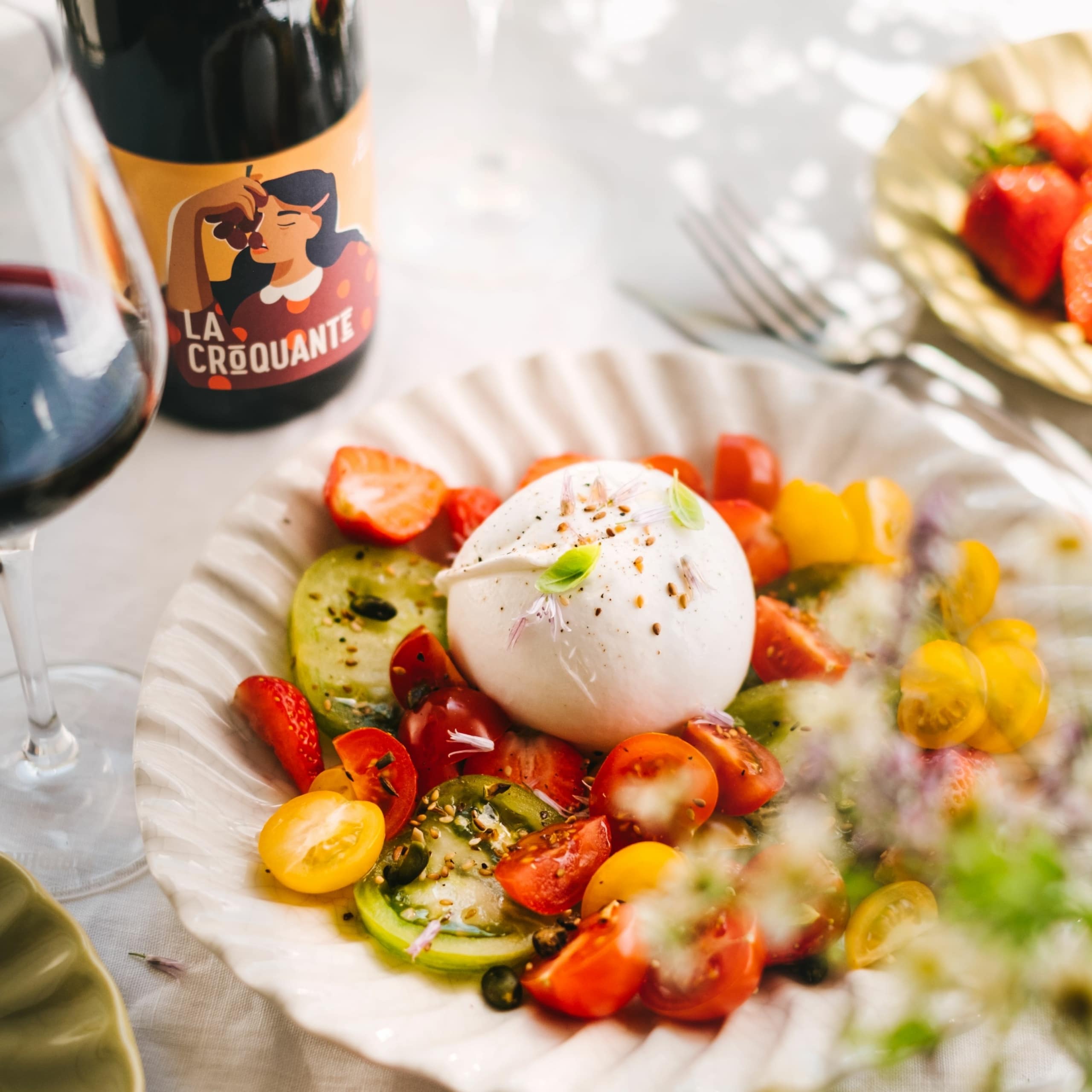 Salade d'été burrata avec vin de Brouilly