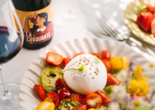 Salade Burrata Tomates Fraises & Dukkah de pistaches