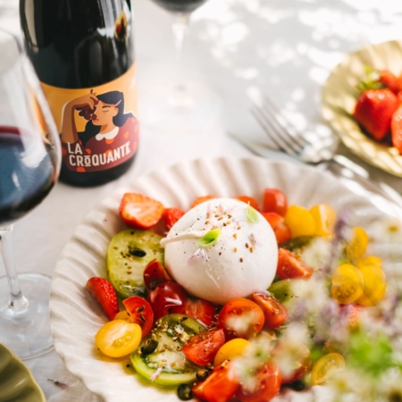 Salade Burrata Tomates Fraises & Dukkah de pistaches