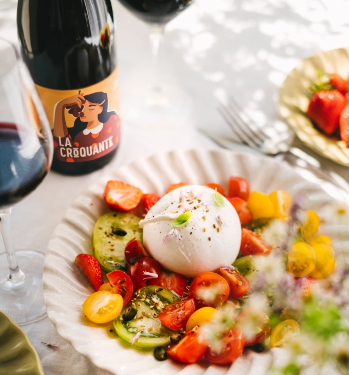 Salade Burrata Tomates Fraises & Dukkah de pistaches