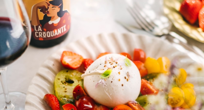 Salade Burrata Tomates Fraises & Dukkah de pistaches