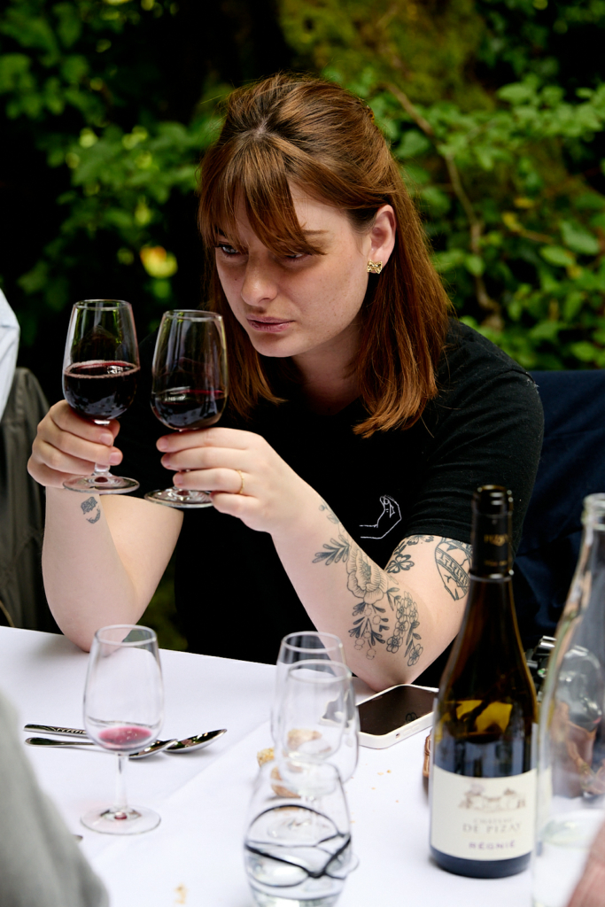 Dégustatrice en train d'observer deux vins différents