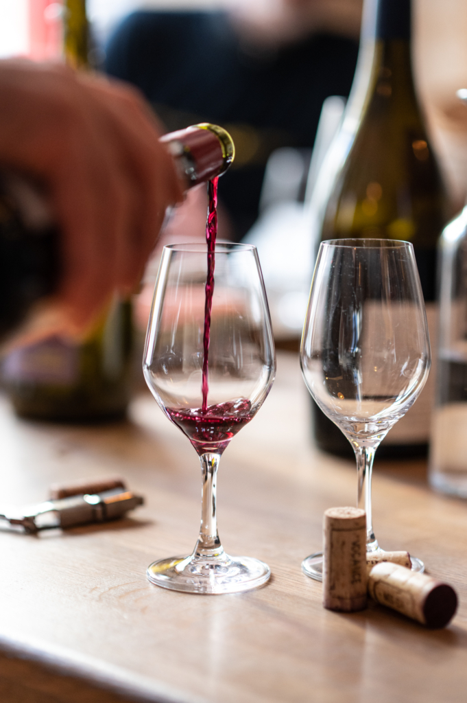 Vin versé dans un verre pour la dégustation